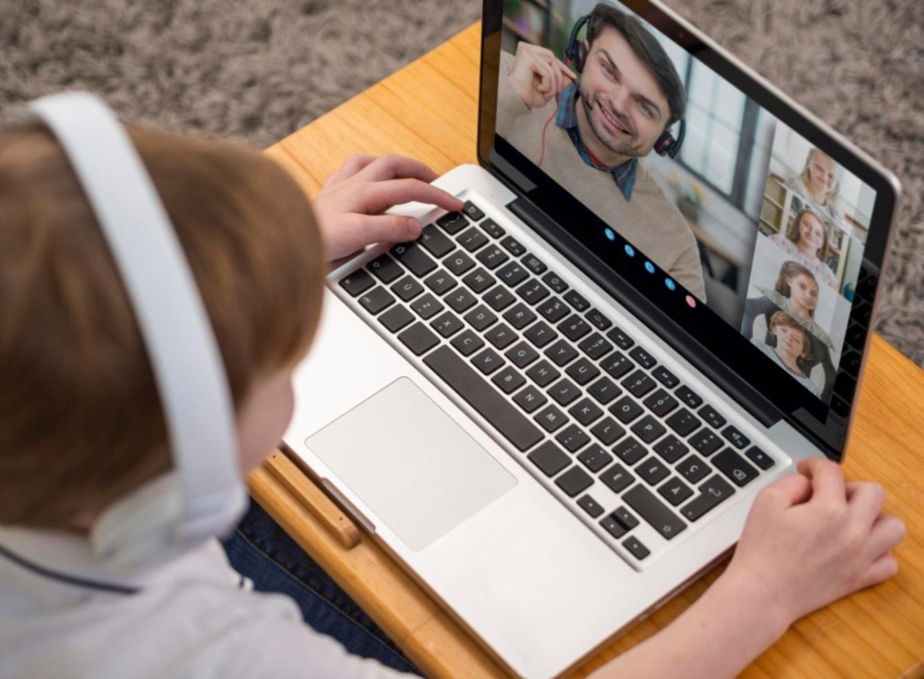 Finanční analýza na pracovním stole s grafy a dokumenty